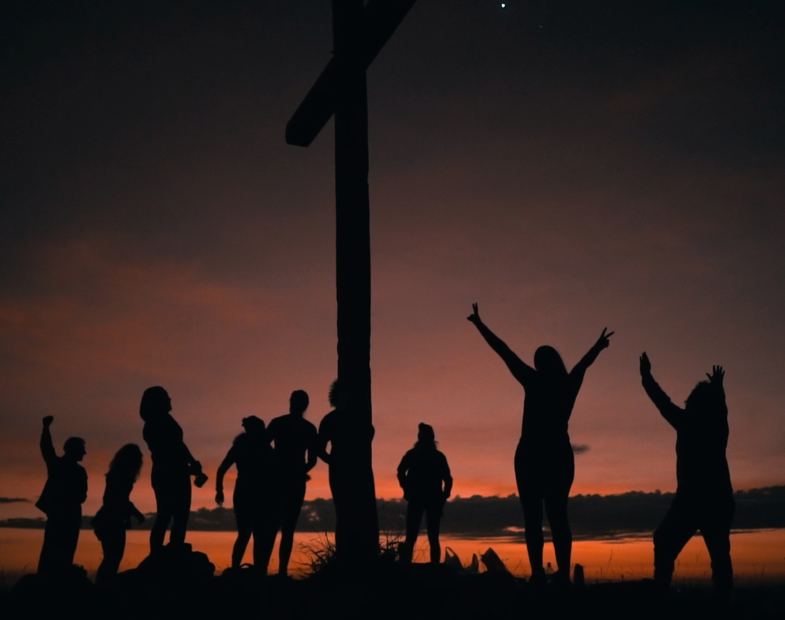 Imagem de pessoas felizes cheias de fé e espiritualidade