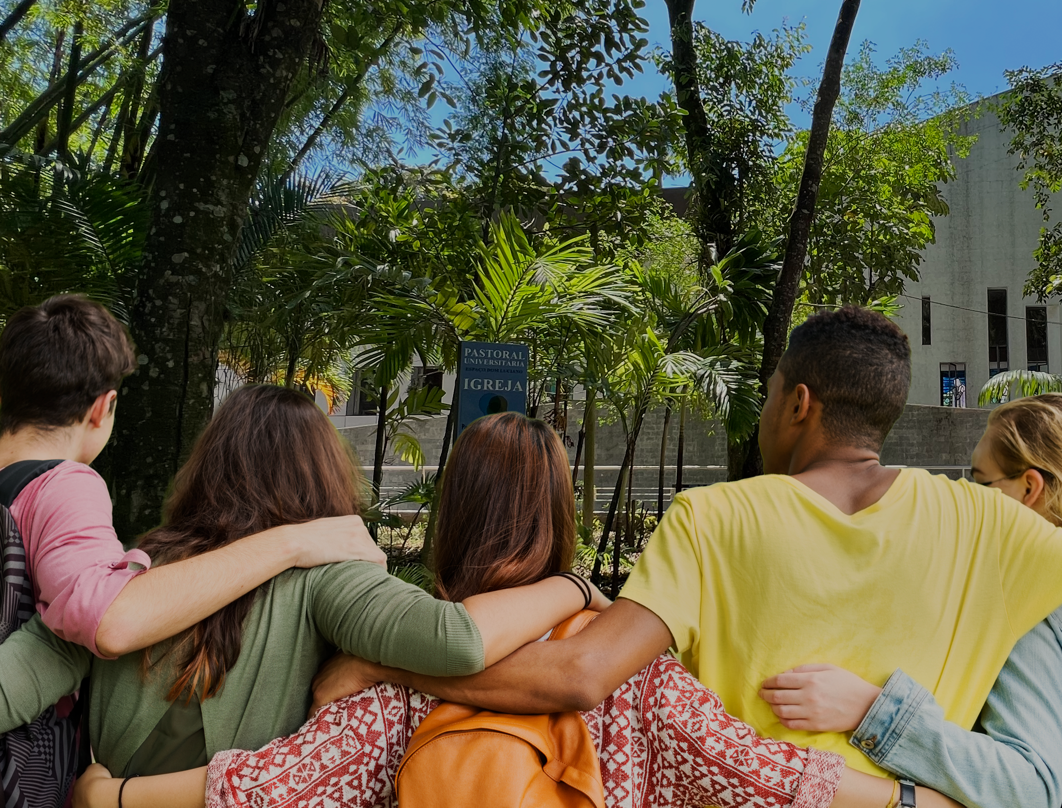 Estudantes abraçados indo para a Pastoral Universitária da PUC-Rio
